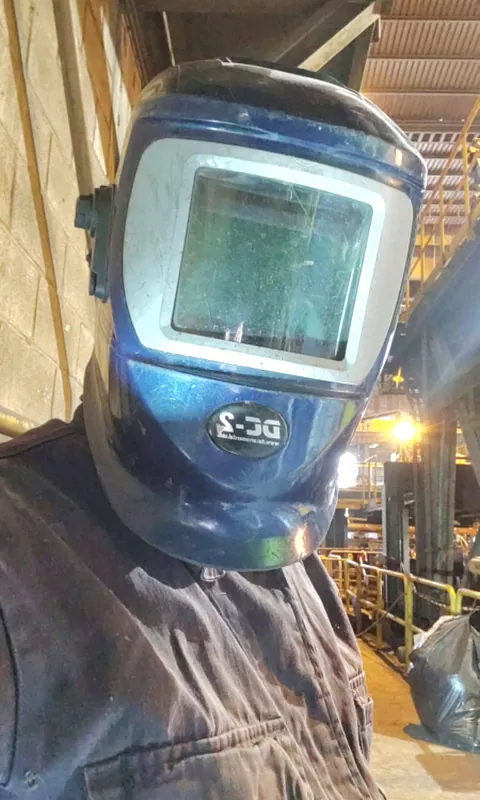 Trabajador con casco de soldaduras 